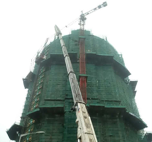 右玉吊车在工地上作业